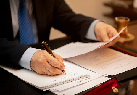 Avocat analysant un dossier sur un bureau