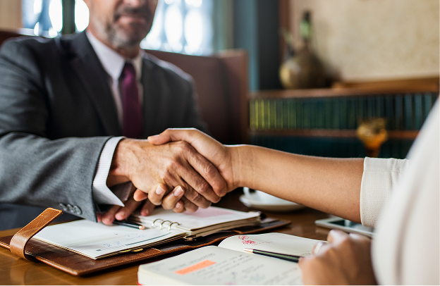 Poignée de main entre un avocat et son client